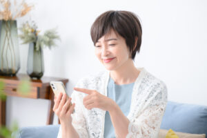 足立区_電話相談しようとしている写真
